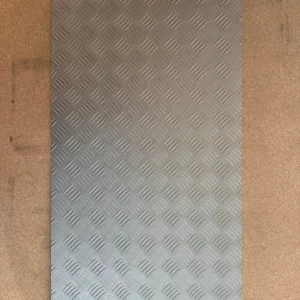 Revêtement sol vinyle effet tôle larmée 90×45 cm