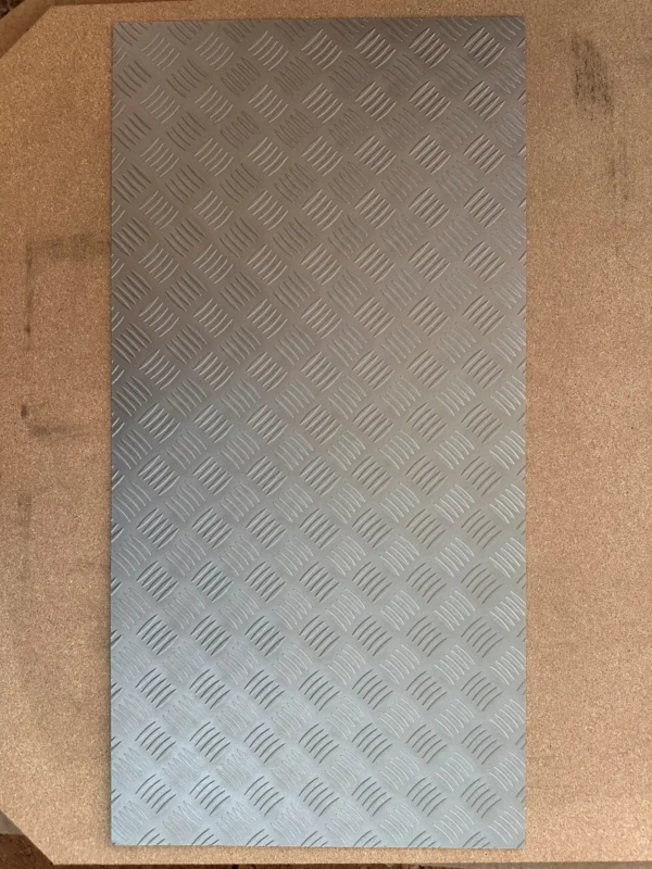 revetements-sol-vinyl-effet-tole-larmee-90x45-ep-2-mm
