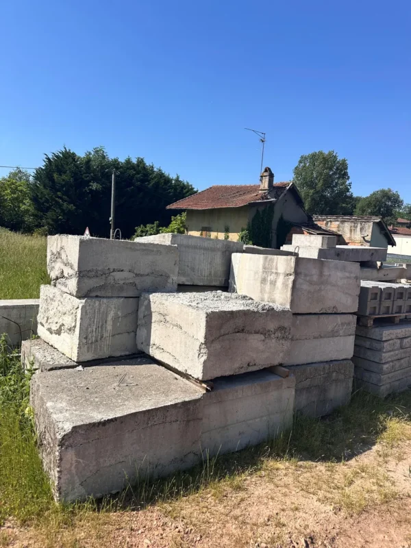 gros blocs béton de type « bloc Lego » / blocs empilables