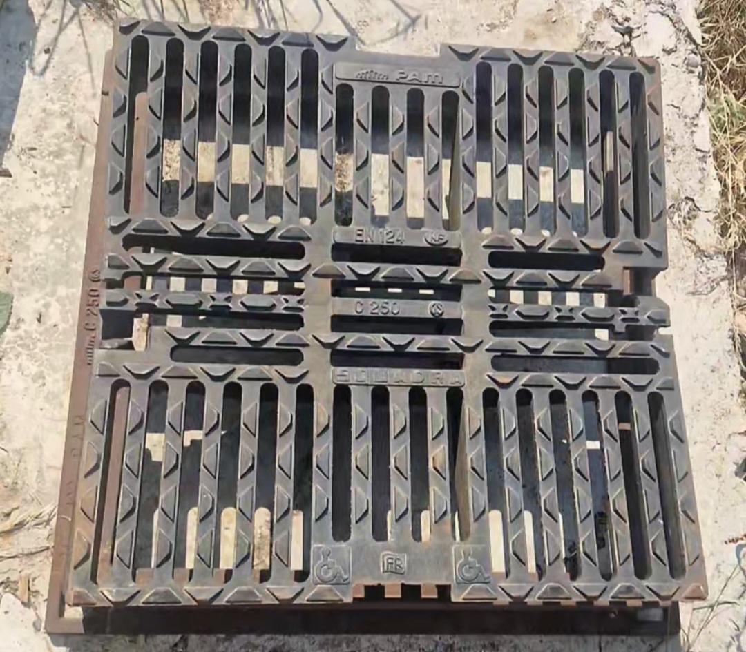 Grille en fonte concave passage routier avec cadre pour regard pluvial