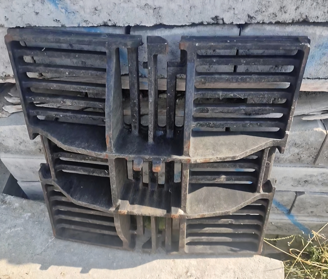 Grille en fonte concave passage routier avec cadre pour regard pluvial – Image 2