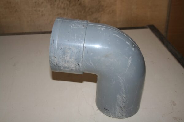Coude PVC 90° Ø100 mâle-femelle gris, réemploi avec rayures