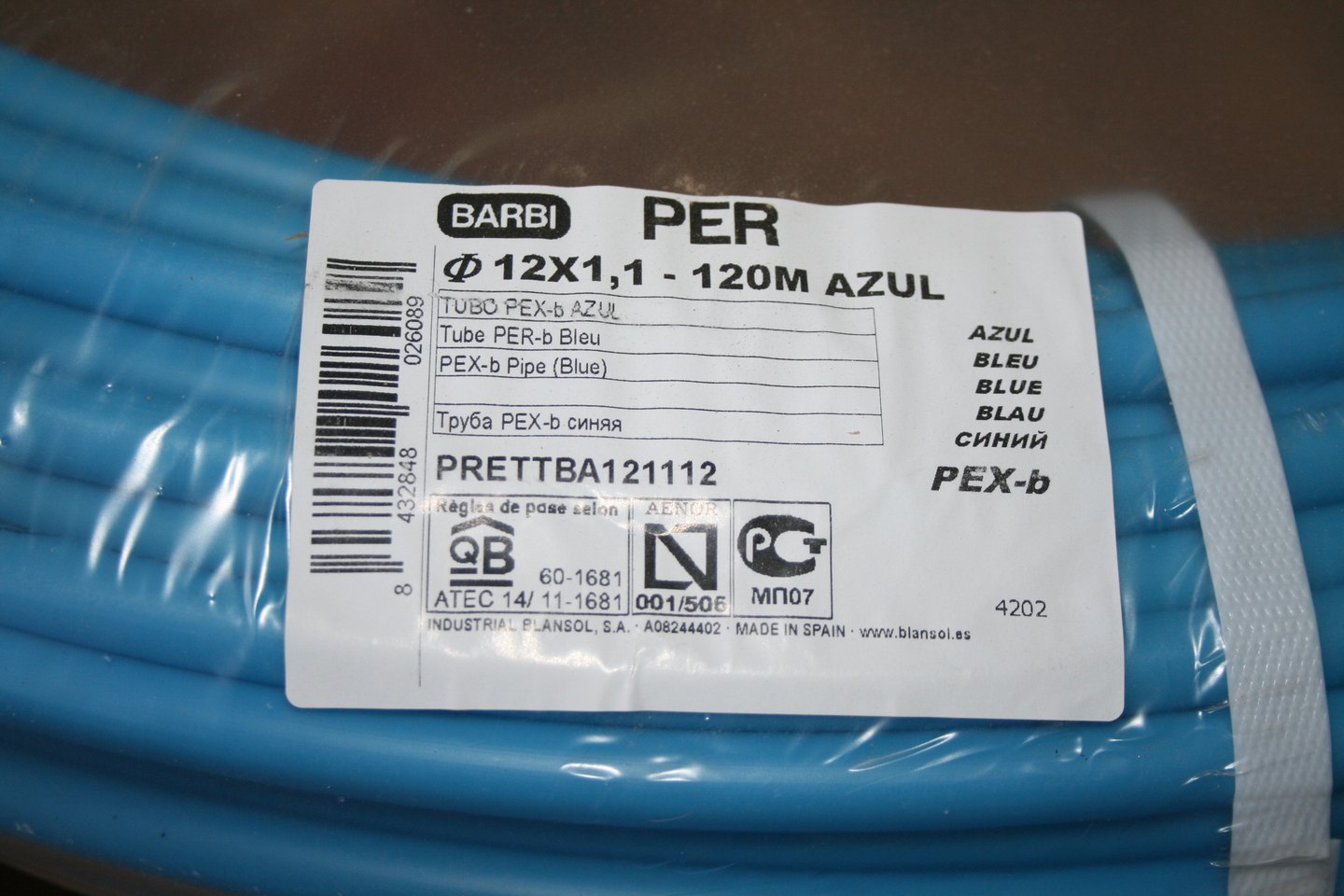 Étiquette du fabricant BARBI sur le tube PER bleu, référence PRETTBA121112 et diamètre Ø12 x 1,1 mm