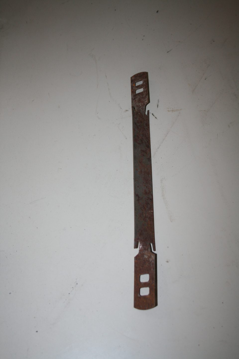 Entretoise de coffrage plate en acier 35 cm, réemploi, traces de rouille