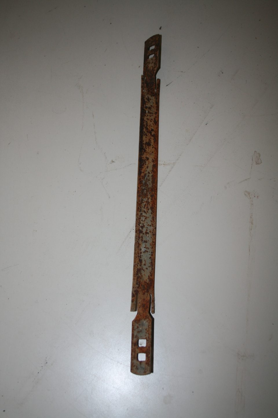 Entretoise de coffrage plate en acier 42 cm, réemploi, traces de rouille