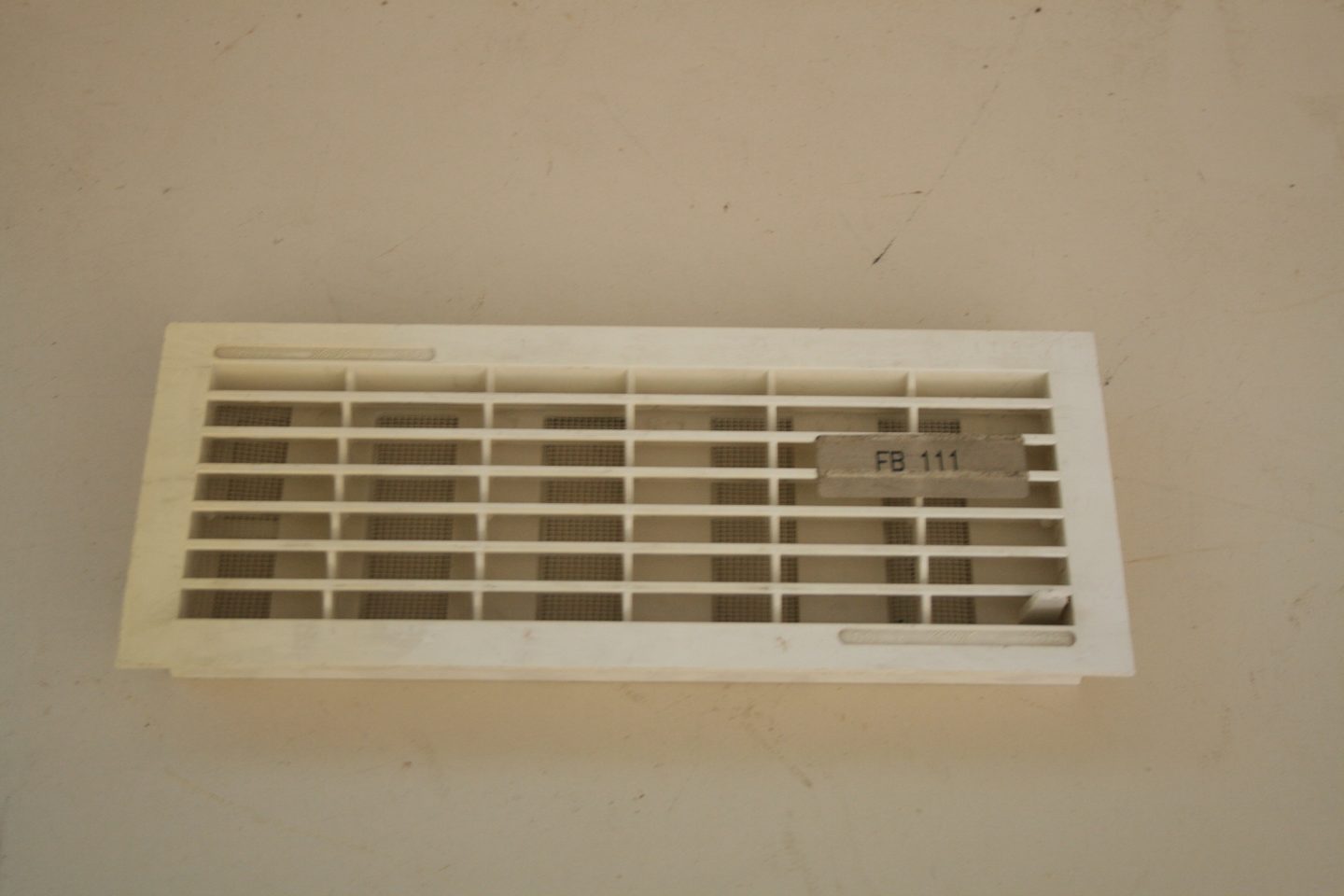 Grille de ventilation rectangulaire en PVC blanc avec moustiquaire