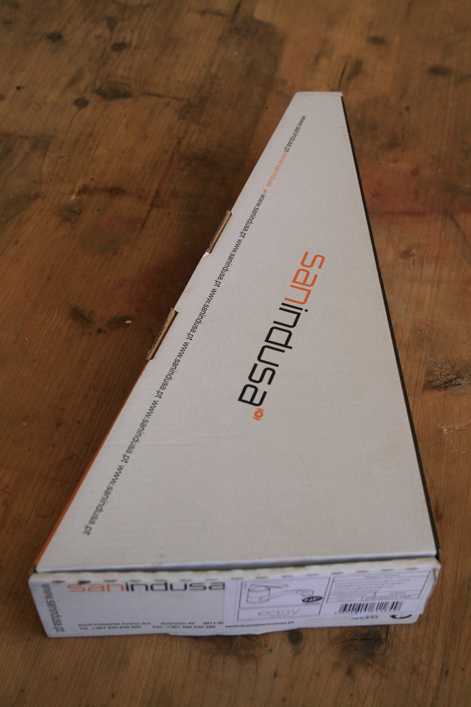Carton scellé du mitigeur d'évier Sanindusa avec le logo de la marque, à La Bricothèque Gratens
