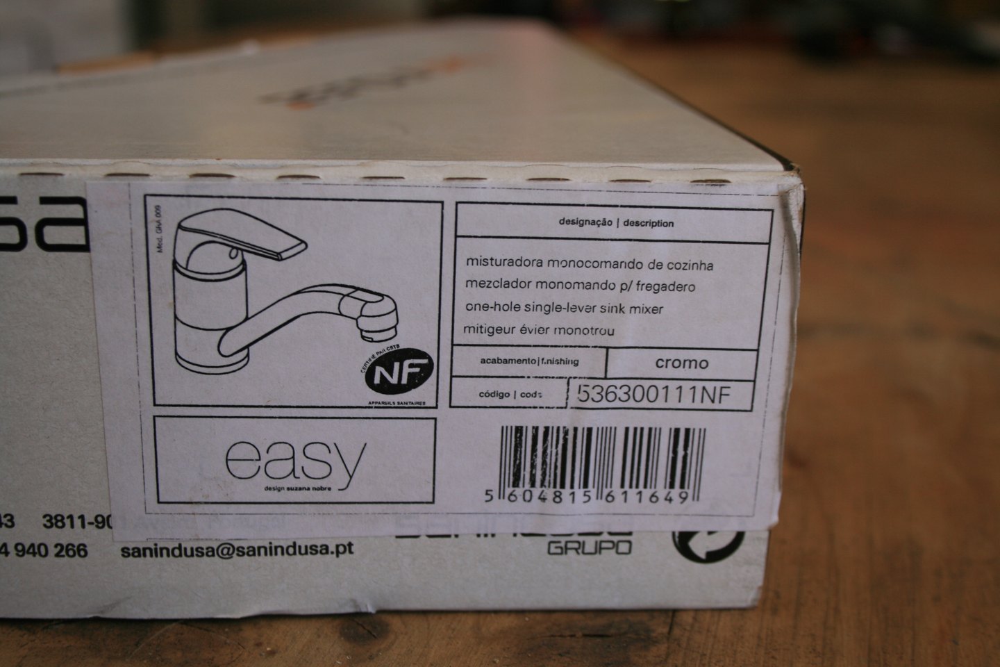 Étiquette du mitigeur d'évier monotrou Sanindusa Easy chrome, référence 536300111NF, sur son carton neuf