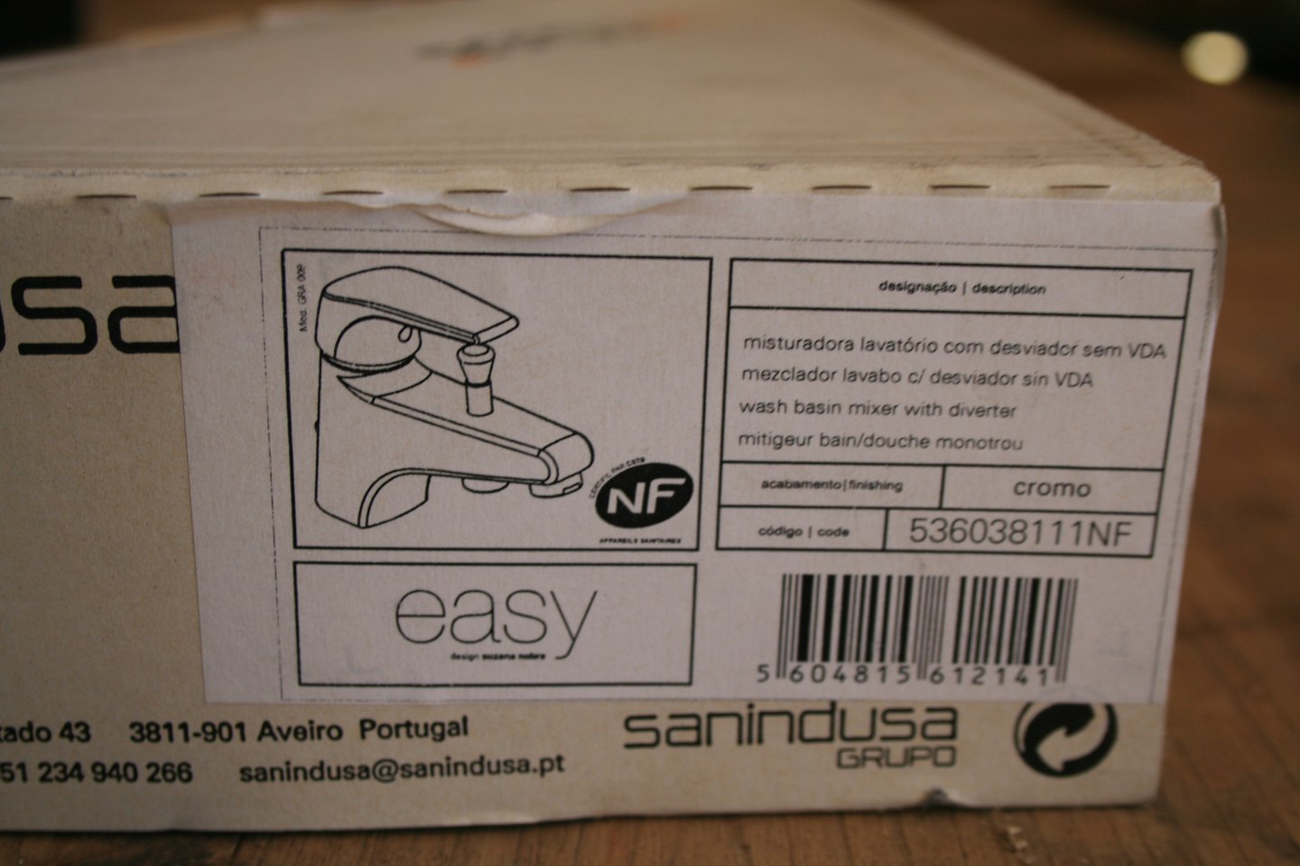Étiquette du carton avec schéma, marquage NF et référence du mitigeur de lavabo Sanindusa Easy