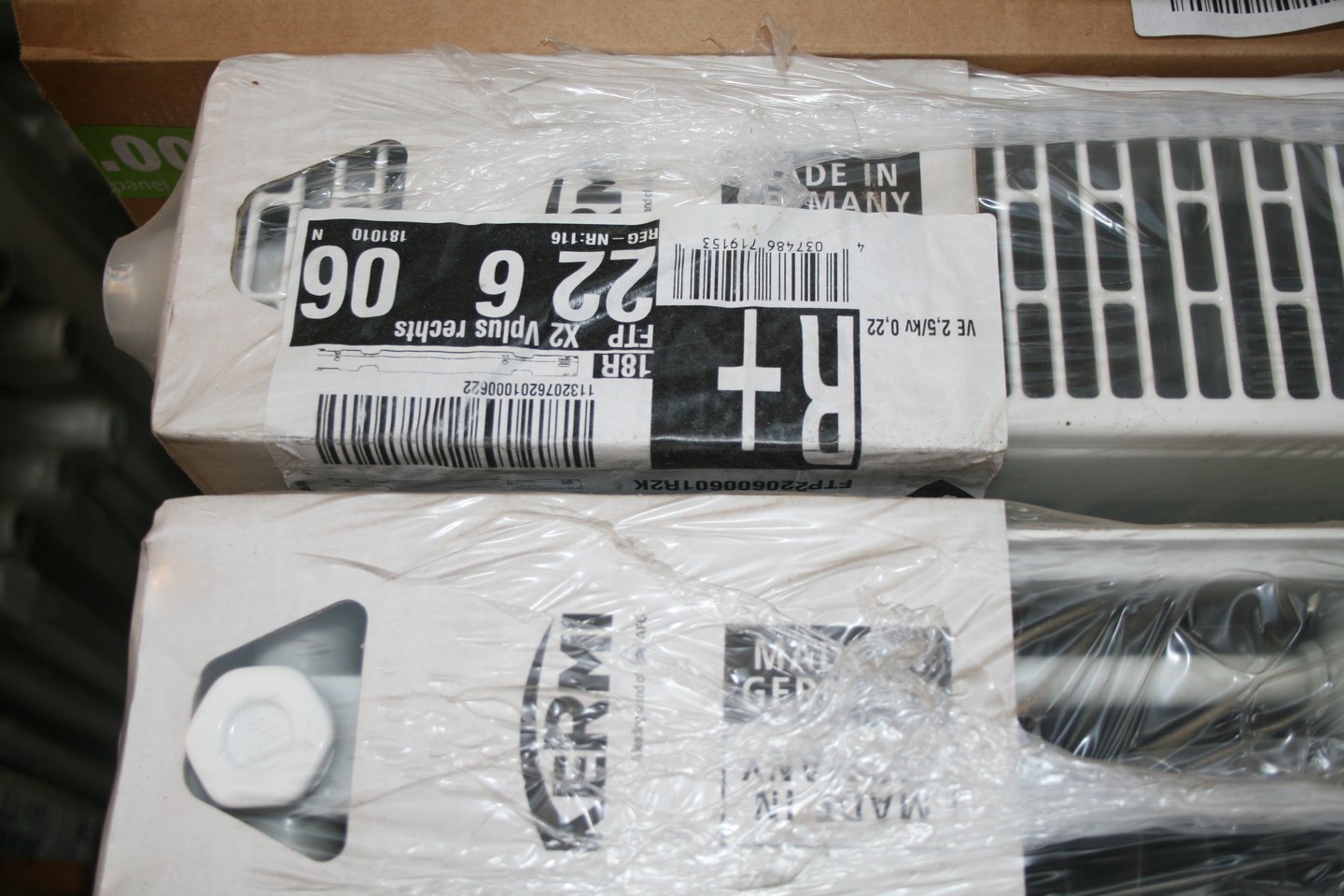 Deux radiateurs Kermi sous film plastique, étiquette FTP X2 Vplus rechts 22 6 06 collée tête en bas