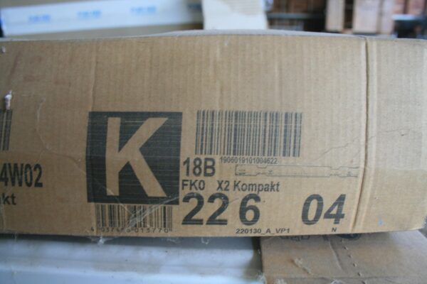 Carton fermé d'un radiateur acier Kermi X2 Kompakt type 22, réf. FK0220604W02, empilé en stock.