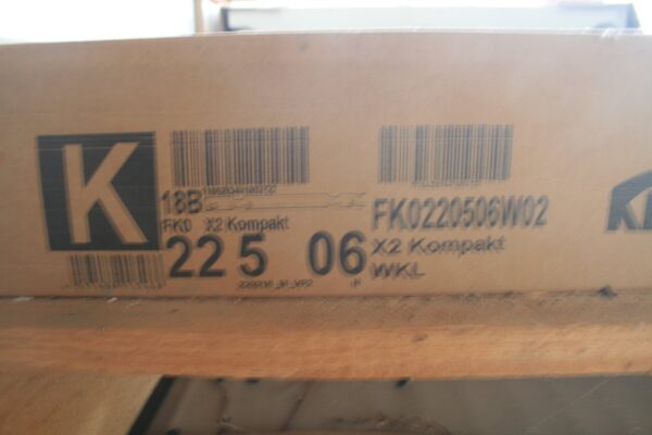Carton de transport scellé du radiateur acier Kermi X2 Kompakt type 22, référence FK0220506W02 imprimée sur l'emballage