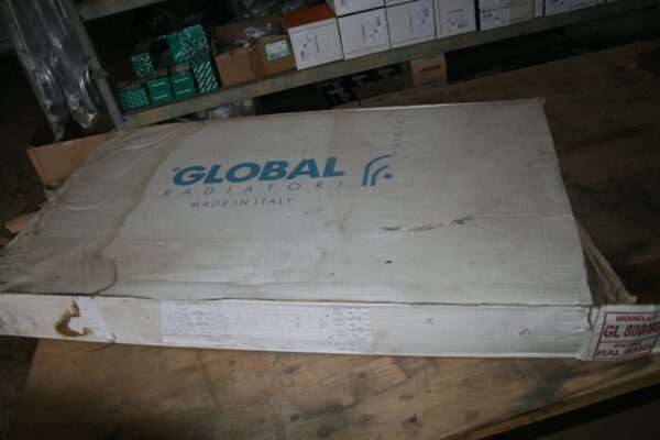Carton d'origine du radiateur aluminium Global Radiatori VOX 800 posé sur un établi, logo Global Radiatori imprimé sur le dessus