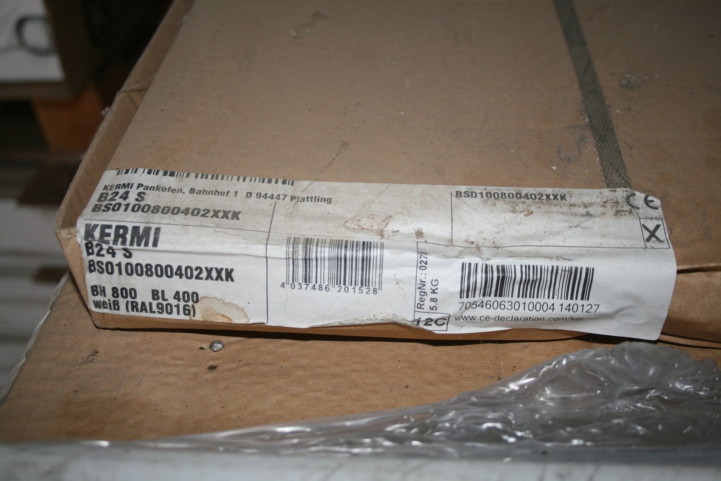 Étiquette fabricant collée sur le carton : KERMI B24 S, réf. BS0100800402XXK, BH 800 BL 400, blanc RAL9016