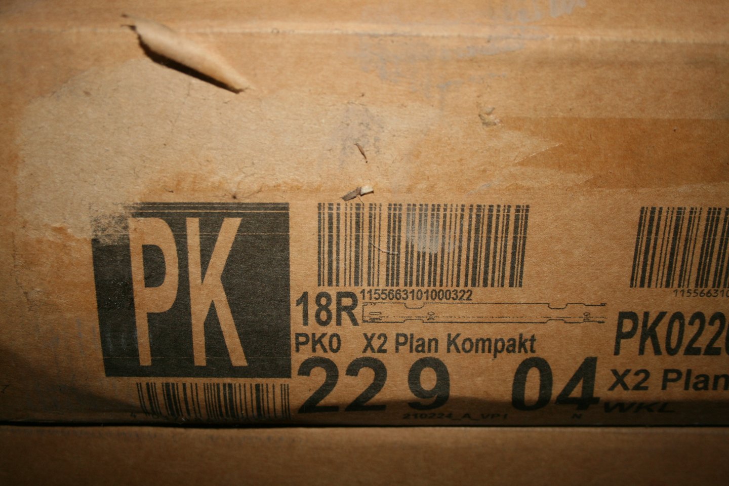 Étiquette du carton d'emballage fermé d'un radiateur Kermi PK0 X2 Plan Kompakt, type 22, codes « 22 9 04 » et « 18R »