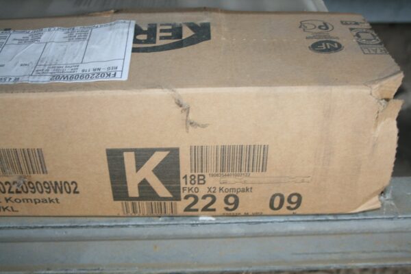 Coin du carton Kermi montrant la référence FK0220909W02, le code K et le code-barres produit
