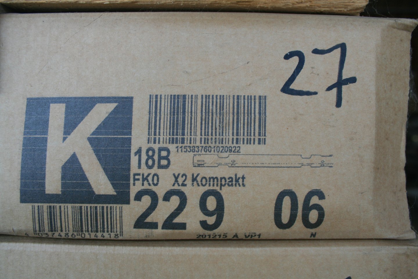 Carton d'origine du radiateur panneau acier Kermi Therm X2 Profil K type 22, référence 22 9 06 et mention manuscrite 27 indiquant la quantité du lot.