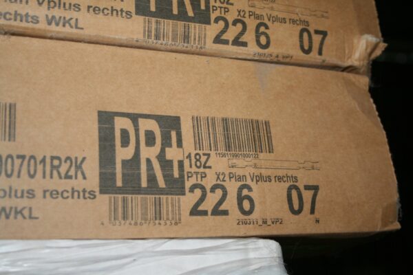 Carton d'emballage empilé du radiateur panneau Kermi Therm-X2, avec les mentions PTP X2 Plan Vplus rechts et le logo PR+ imprimés dessus