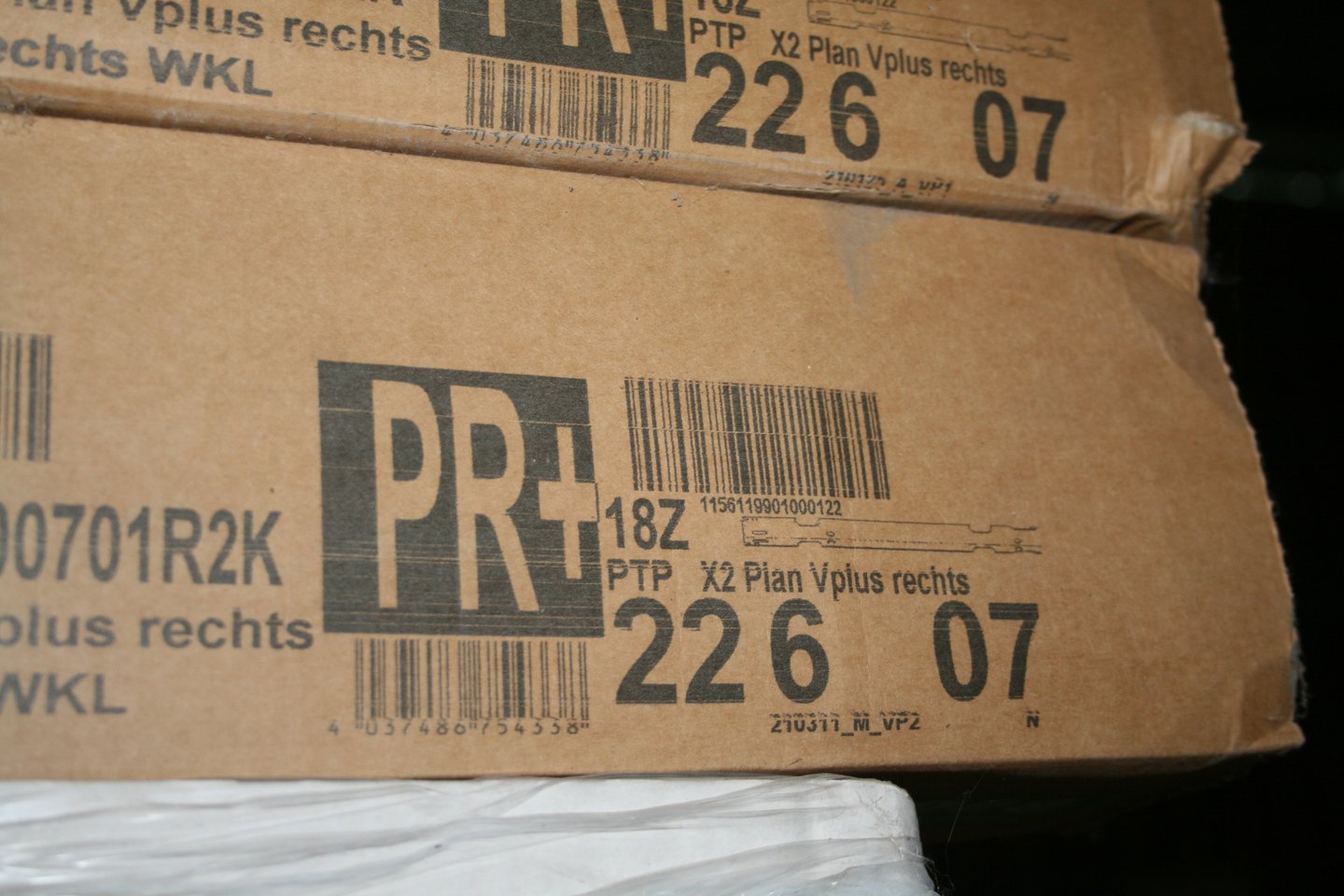 Carton d'emballage empilé du radiateur panneau Kermi Therm-X2, avec les mentions PTP X2 Plan Vplus rechts et le logo PR+ imprimés dessus