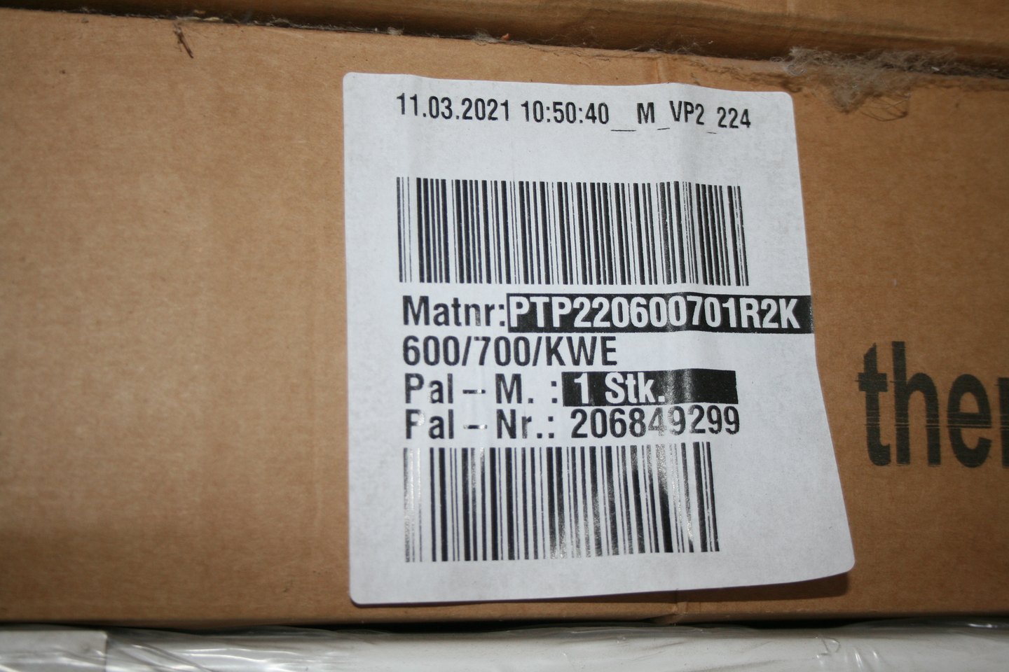 Étiquette collée sur le carton du radiateur Kermi indiquant la référence Matnr PTP220600701R2K et les dimensions 600/700 mm