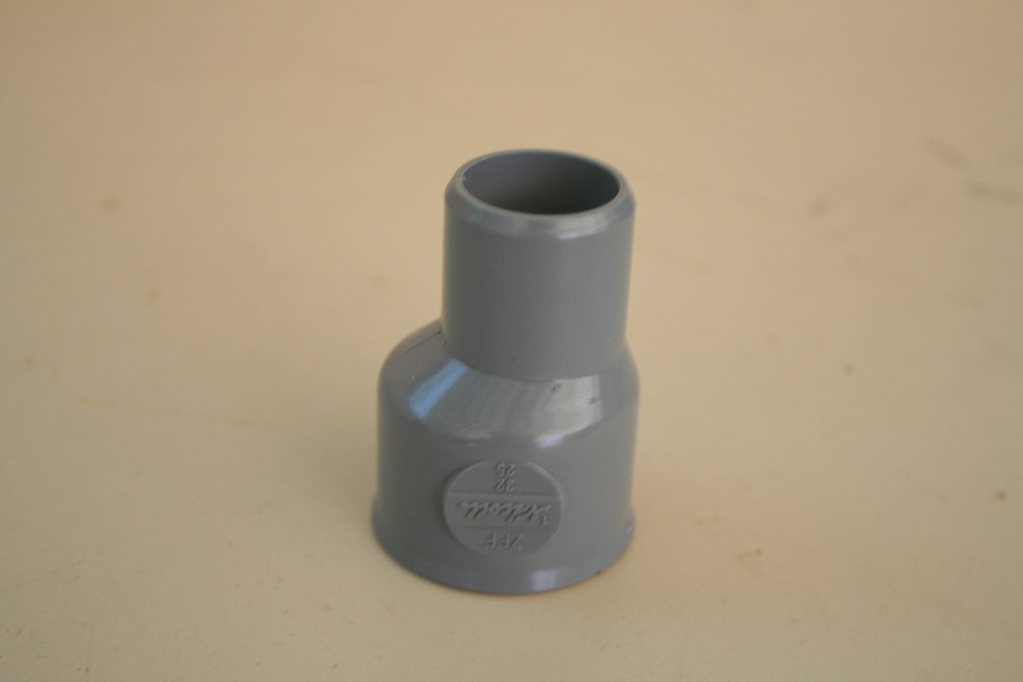 Réduction PVC Ø32-25 Nicoll grise, marquage moulé
