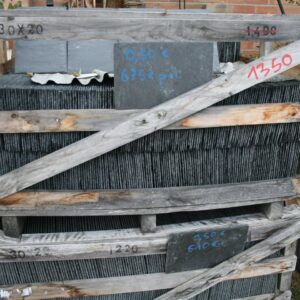 Deux palettes d'ardoises 30 x 20 cm en caisse bois marquées 30X20, avec ardoises-étiquettes indiquant 0,50 € la pièce et le prix de chaque palette