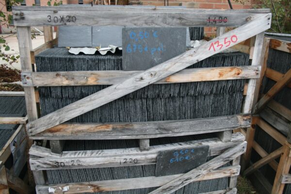 Deux palettes d'ardoises 30 x 20 cm en caisse bois marquées 30X20, avec ardoises-étiquettes indiquant 0,50 € la pièce et le prix de chaque palette