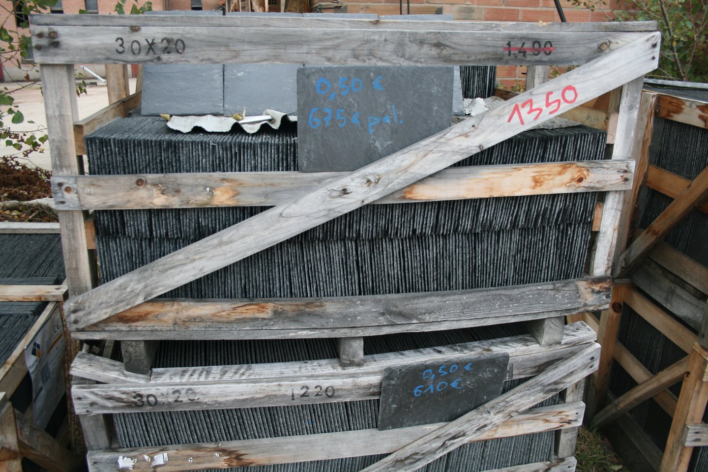 Deux palettes d'ardoises 30 x 20 cm en caisse bois marquées 30X20, avec ardoises-étiquettes indiquant 0,50 € la pièce et le prix de chaque palette