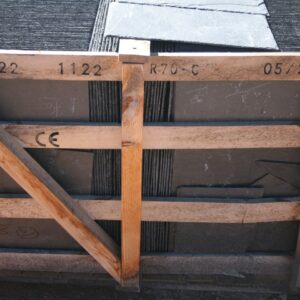 Palette d'ardoises naturelles 40 x 22 cm empilées sur chant dans une cage en bois, avec le marquage 40X22 tamponné à l'encre sur la latte
